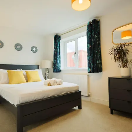 Three Bedroom House In Easton * Bristol