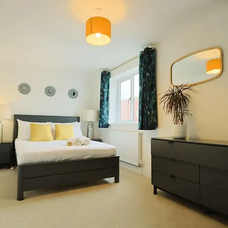 Three Bedroom House In Easton * Bristol