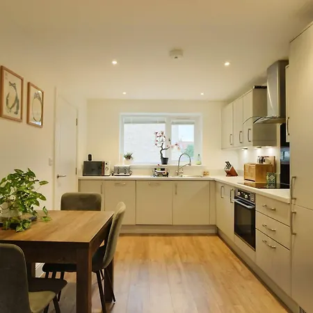 Three Bedroom House In Easton بريستول