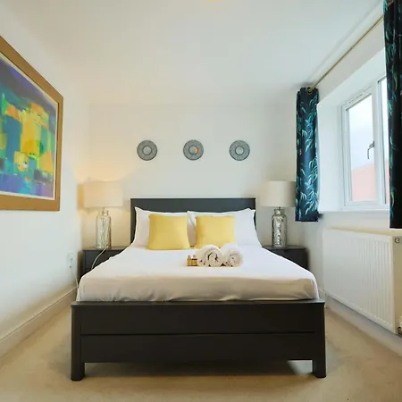 Three Bedroom House In Easton بريستول