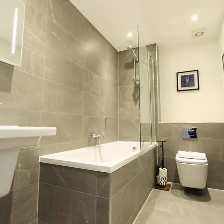 Three Bedroom House In Easton بريستول